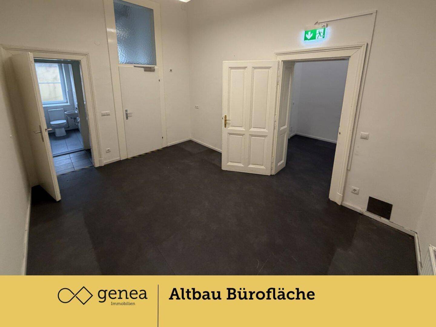 Heller Büroraum mit mehreren Türen und einem Notausgangsschild, bietet vielseitige Nutzungsmöglichkeiten.