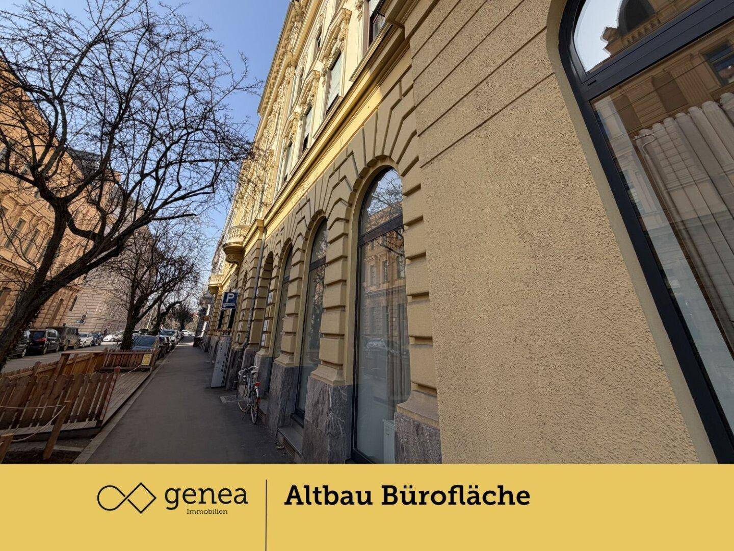 Detailansicht der historischen Fassade mit großen Bogenfenstern und Marmorsockel im Erdgeschoss.