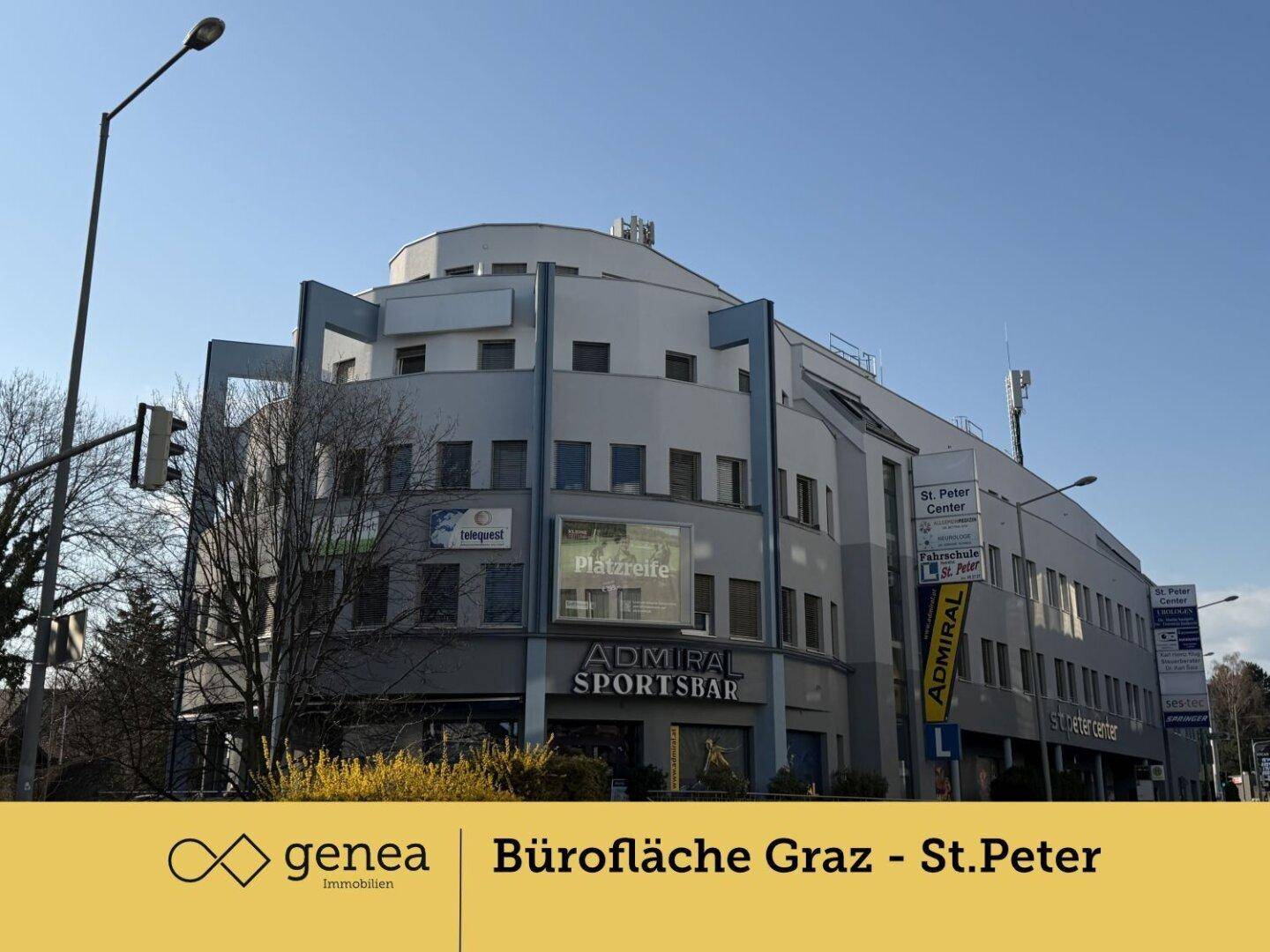 Ansicht des modernen Bürogebäudes mit Geschäften im Erdgeschoss und Büros in den oberen Etagen.