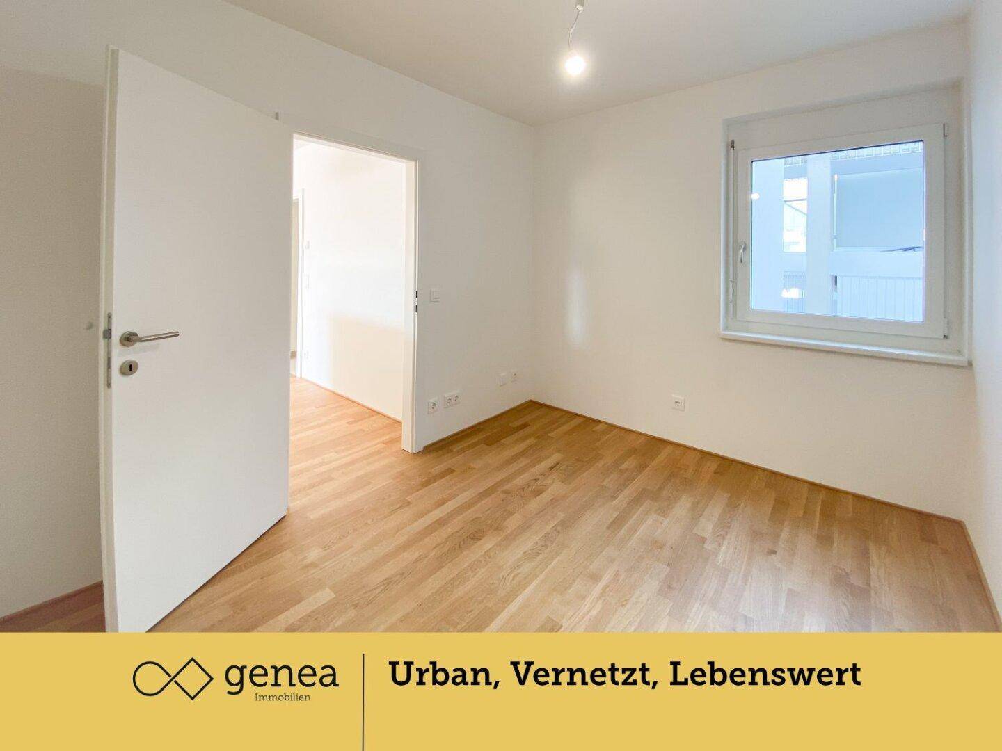 Helles Schlafzimmer mit neuem Parkettboden und weiß gestrichenen Wänden.