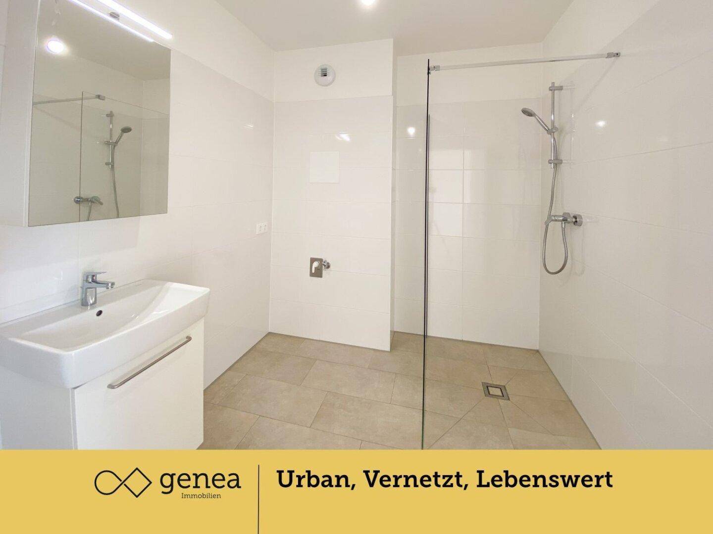 Modernes Badezimmer mit ebenerdiger Dusche, weißen Fliesen und einem einzelnen Waschbecken.