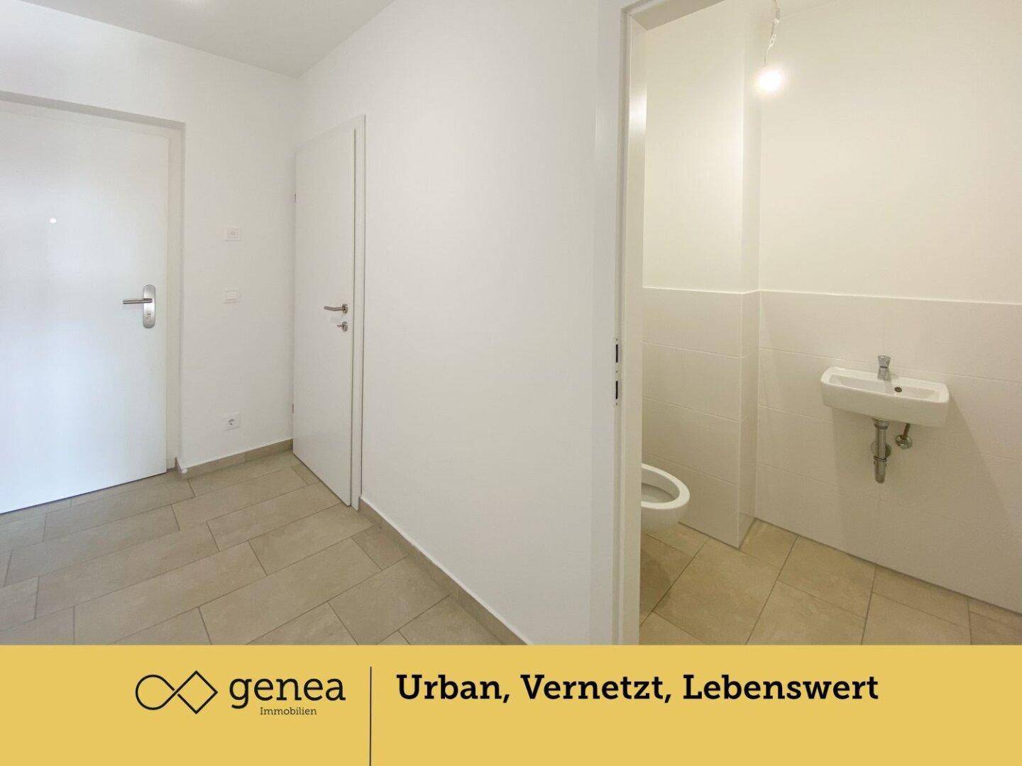 Separates Gäste-WC mit kleinem Waschbecken und Fliesenboden, praktisch für Besucher.