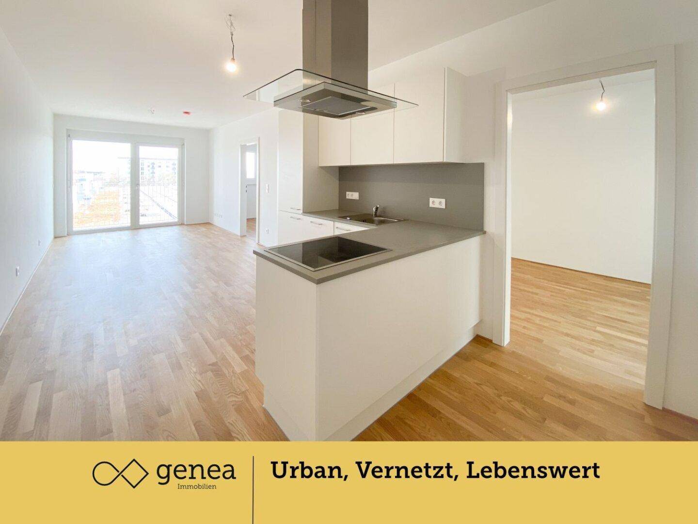 Offener Wohnbereich mit moderner Einbauküche, Kochinsel und Zugang zu einem Balkon.