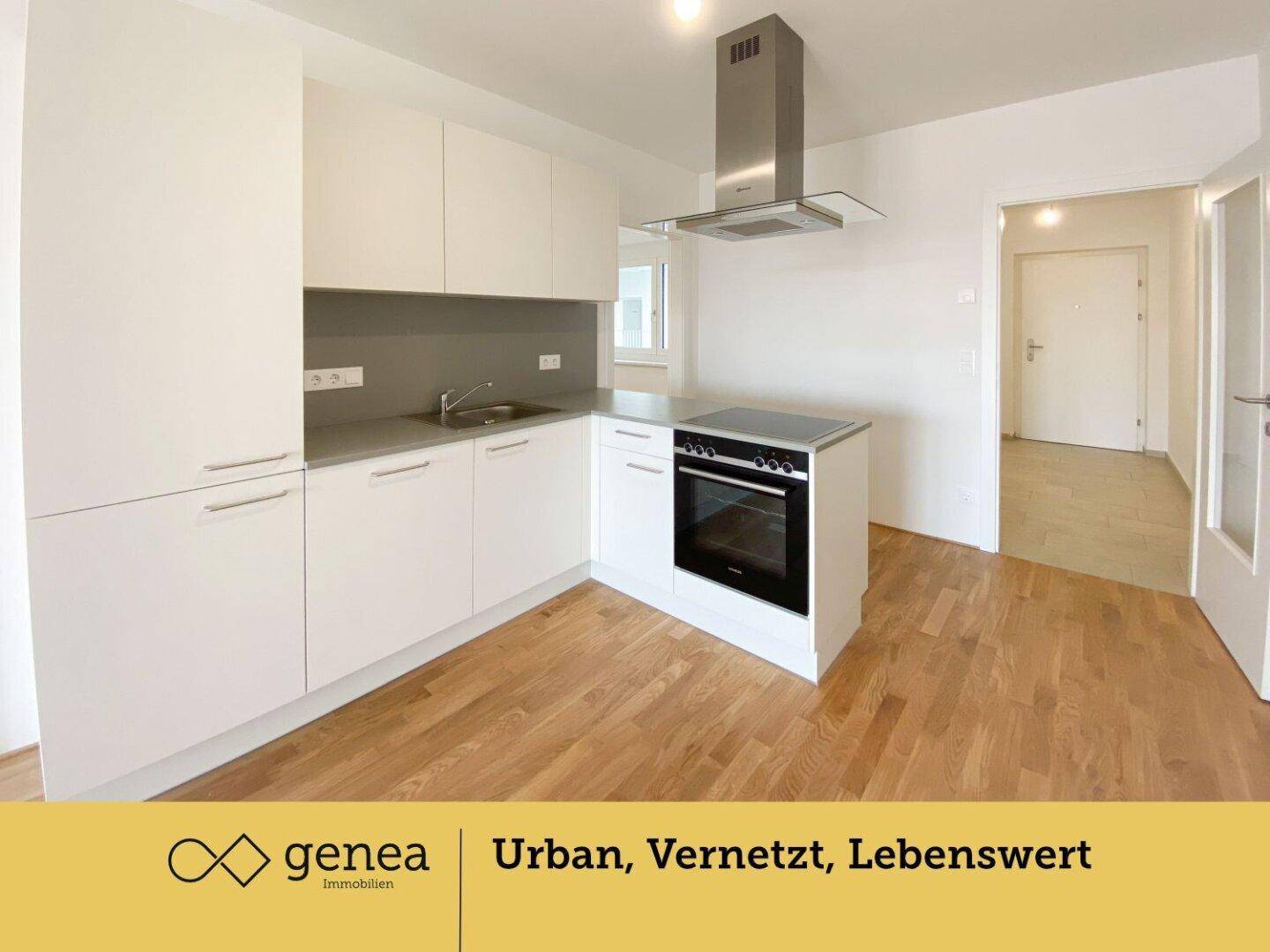 Moderne Einbauküche mit weißen Schränken, Kochinsel, integriertem Backofen und Dunstabzugshaube.