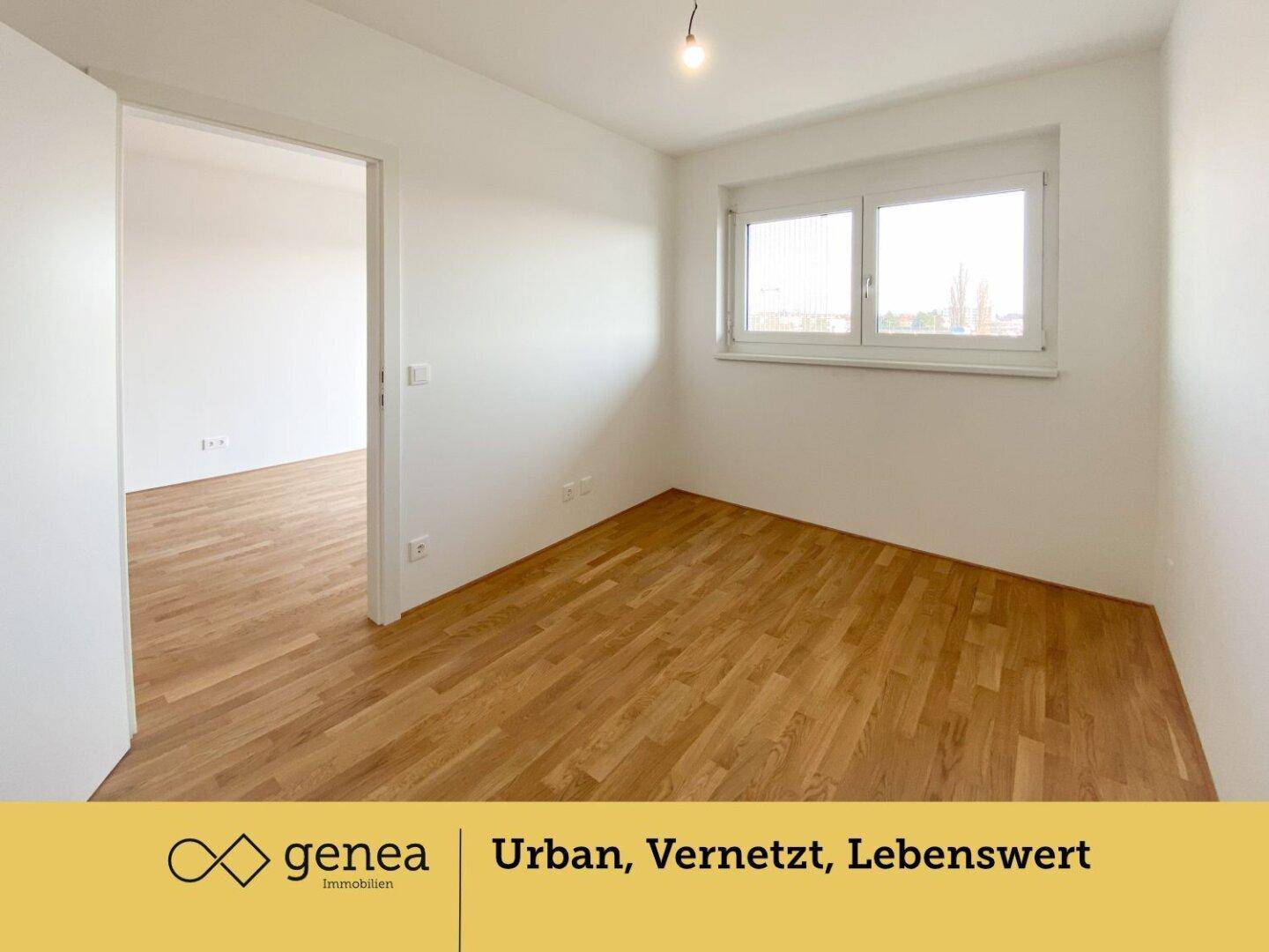Geräumiges Zimmer mit Holzparkett und viel Tageslicht, bereit zur individuellen Gestaltung.