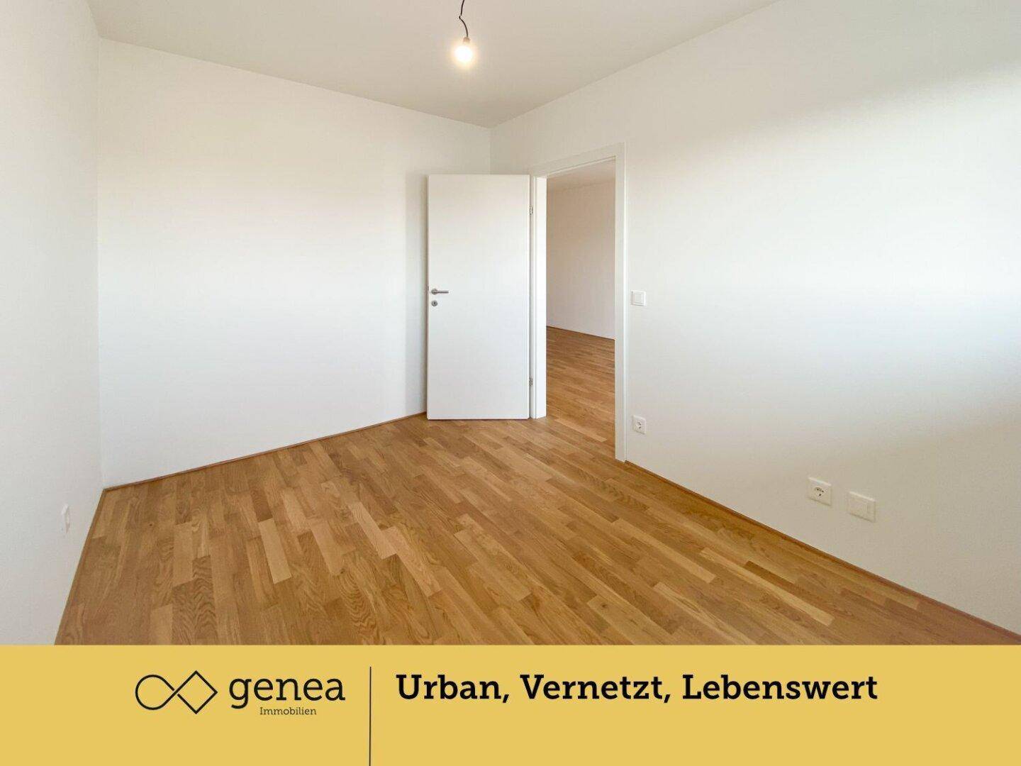 Leeres Zimmer mit Parkettboden und weiß gestrichenen Wänden, ideal für individuelle Möbel.