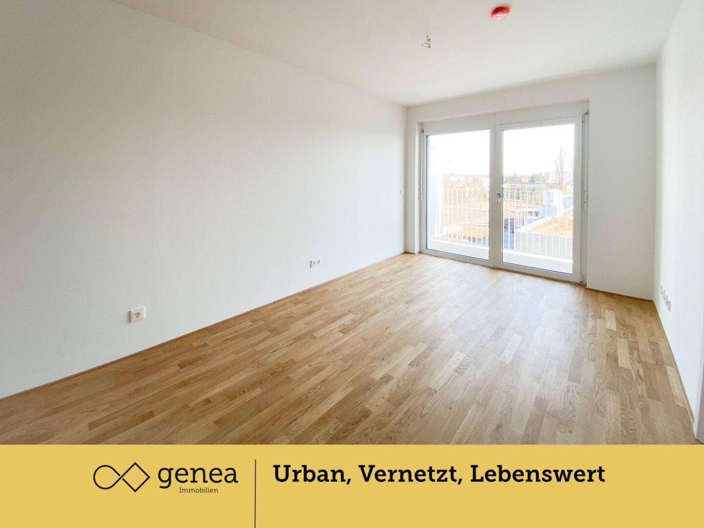 Helles Wohnzimmer mit Parkettboden und großen Fenstern, die Zugang zum Balkon bieten.