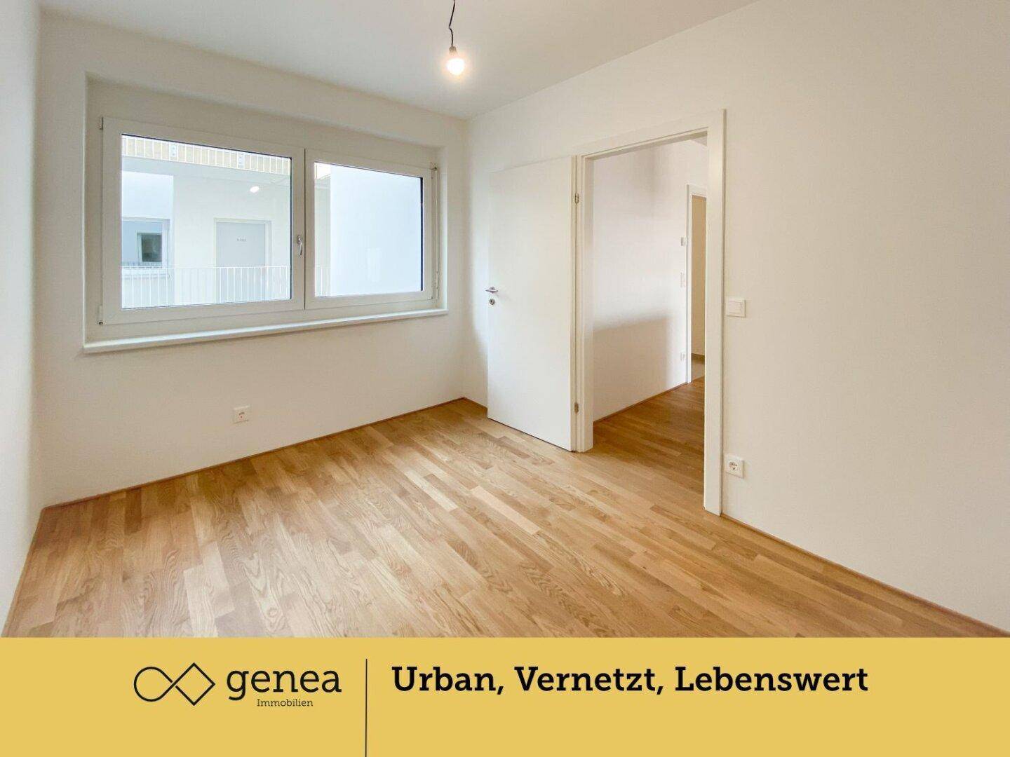 Helles Zimmer mit großen Fenstern und Parkettboden, ideal als Schlaf- oder Arbeitszimmer.