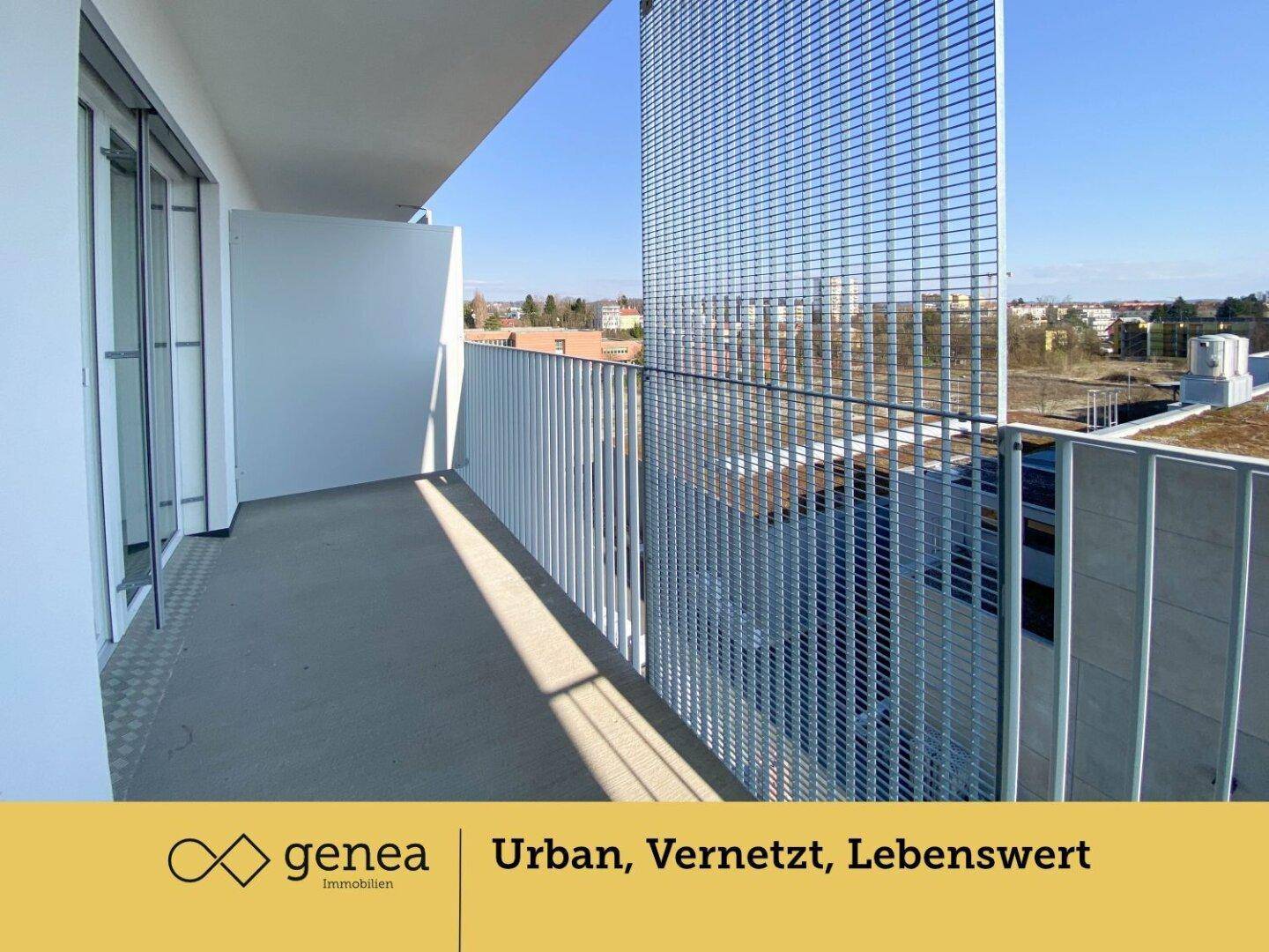 Langer Balkon mit modernem Metallgeländer und Zugang zu den Innenräumen.