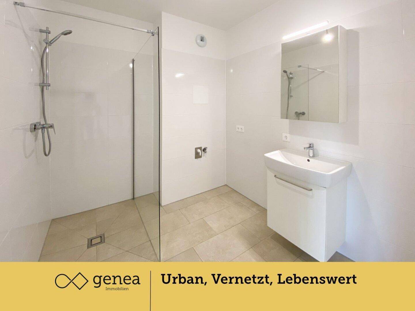 Modernes Badezimmer mit ebenerdiger Dusche, Waschbecken und Spiegelschrank.