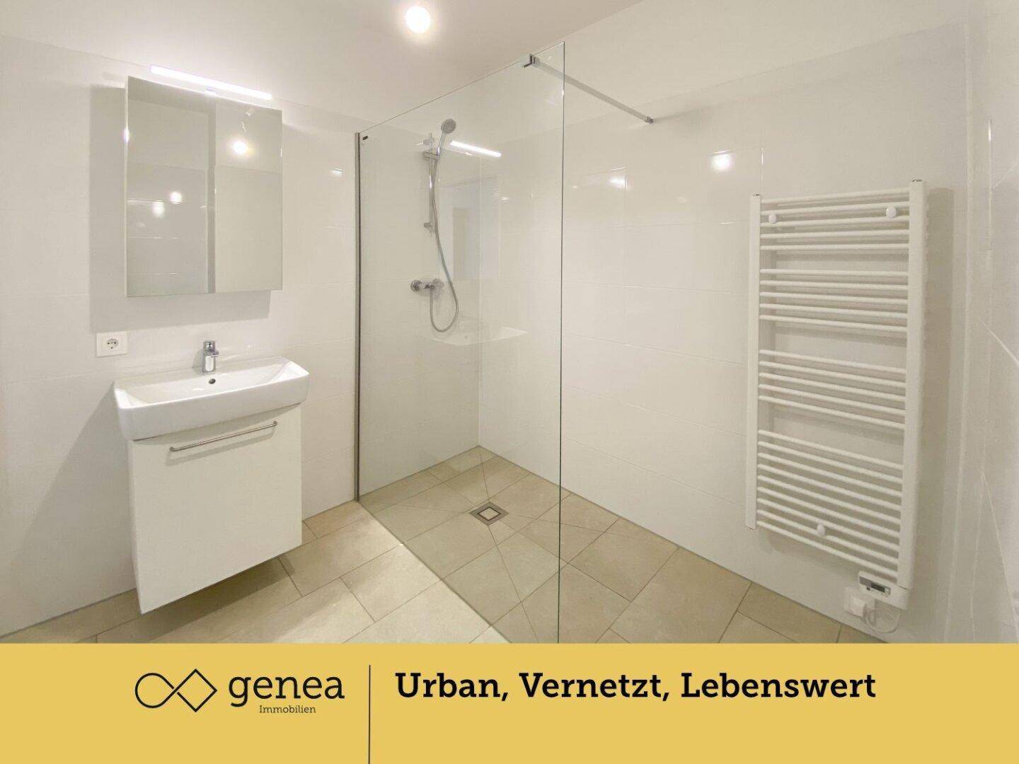 Modernes Badezimmer mit ebenerdiger Dusche, Handtuchheizkörper und Waschtisch mit Spiegelschrank.
