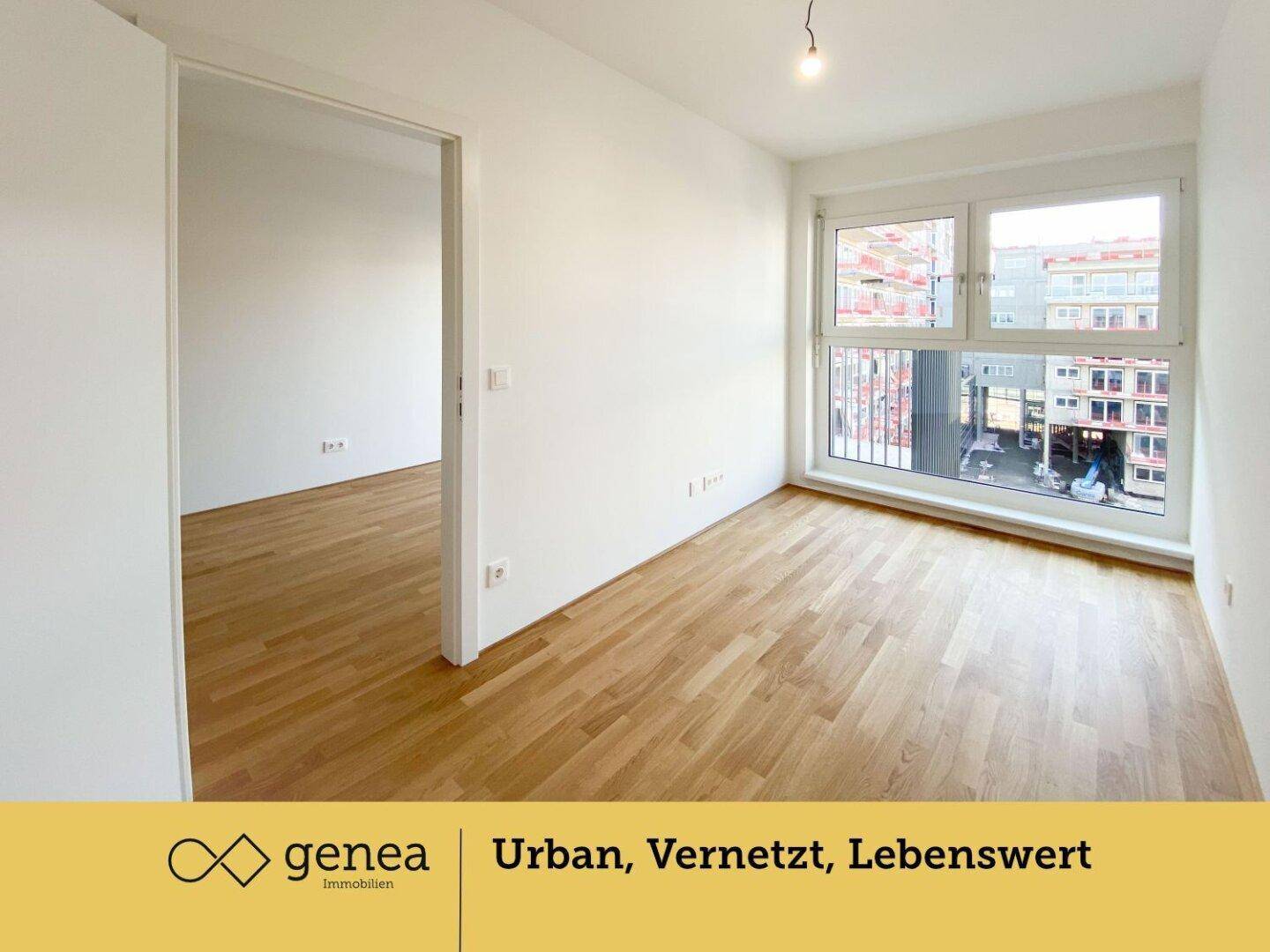 Heller Wohnraum mit Parkettboden und großen Fenstern, die viel Tageslicht hereinlassen.