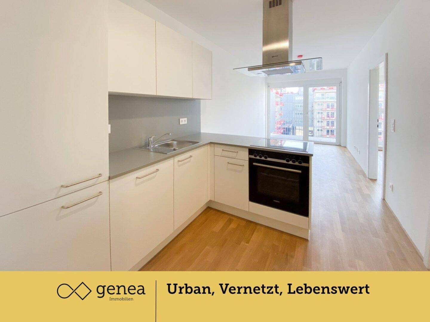 Moderne Einbauküche mit weißen Schränken, Kochfeld und Dunstabzugshaube in offenem Wohnbereich.