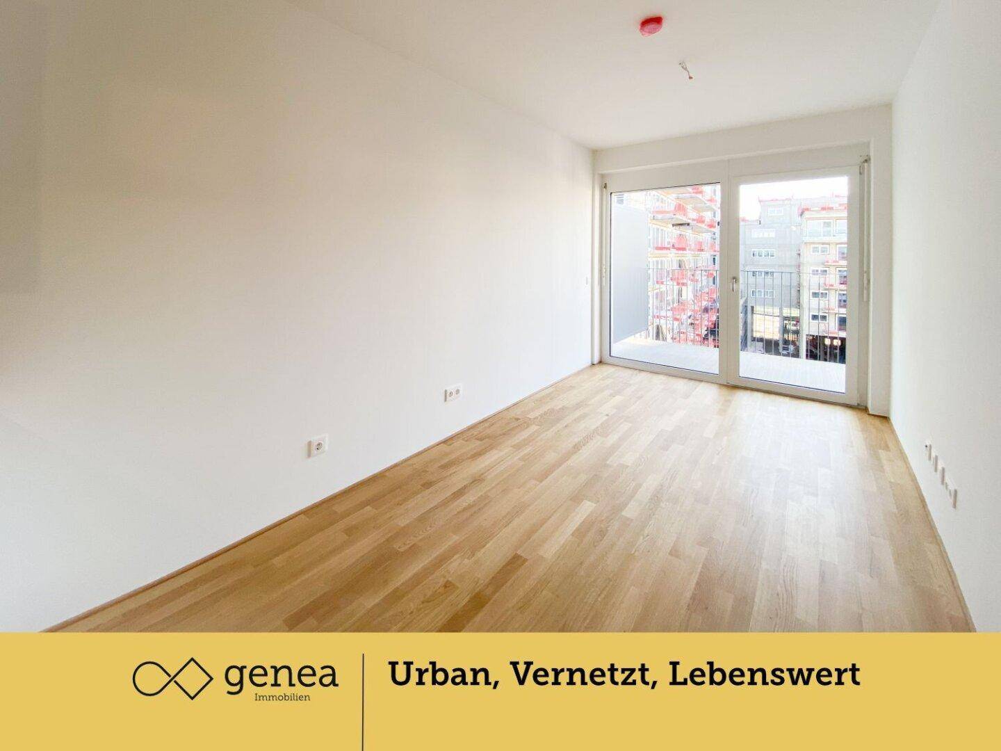 Geräumiger Wohnbereich mit Parkettboden und Zugang zu einem Balkon, der viel Licht spendet.