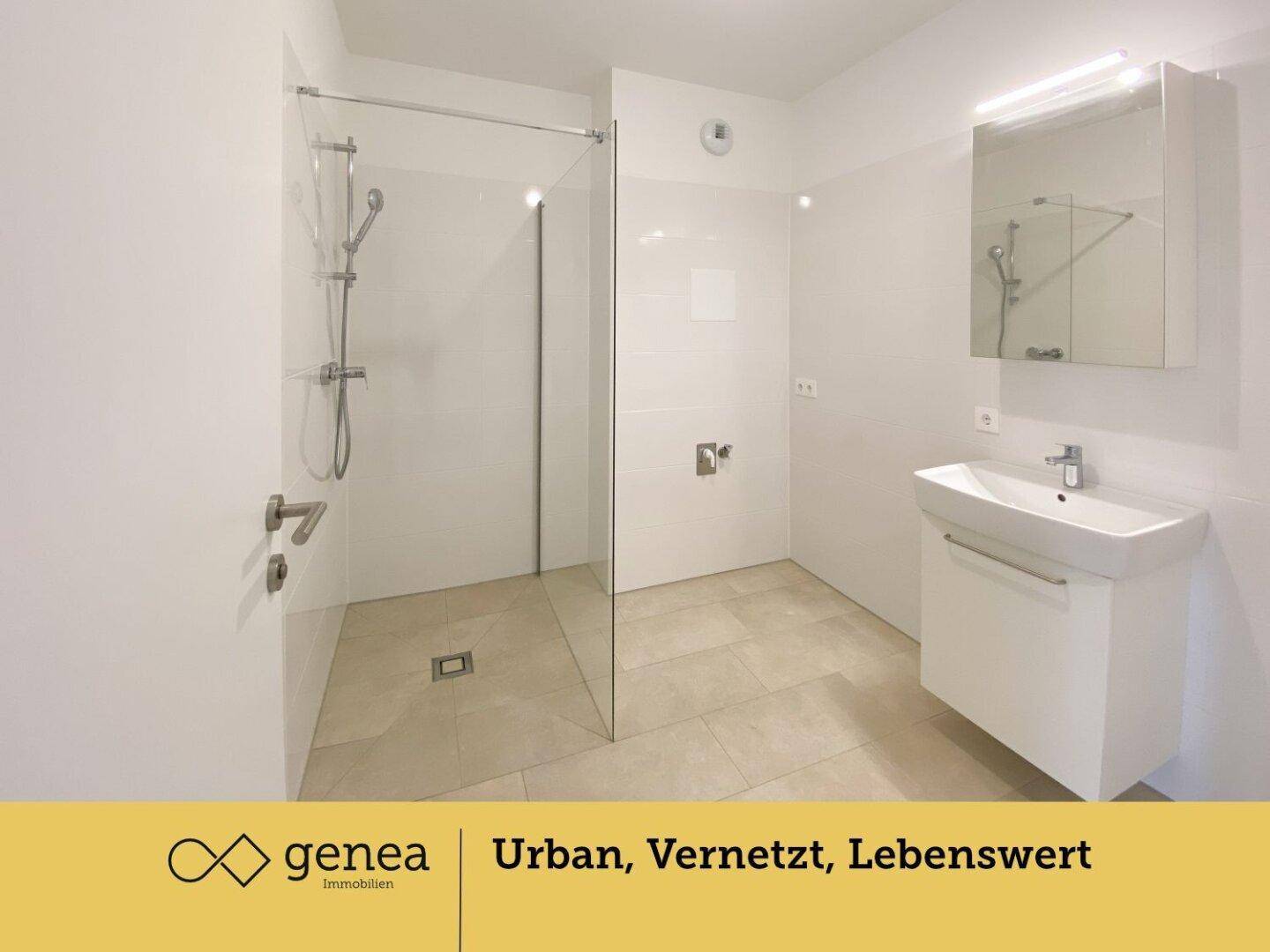 Modernes Badezimmer mit ebenerdiger Dusche, Waschbecken und Spiegelschrank.