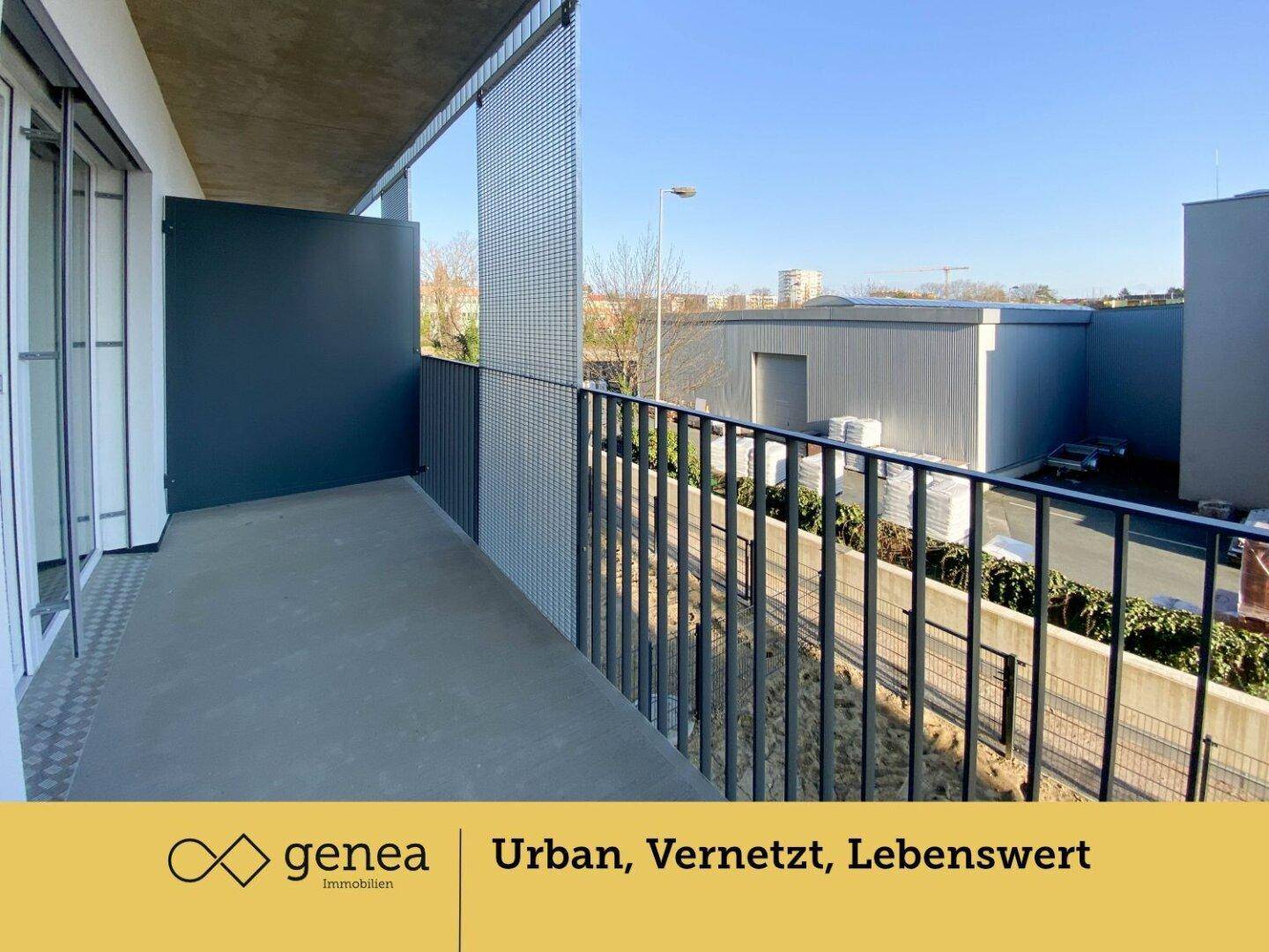 Geräumiger Balkon mit Metallgeländer und Blick auf die Umgebung, ideal für Entspannung.