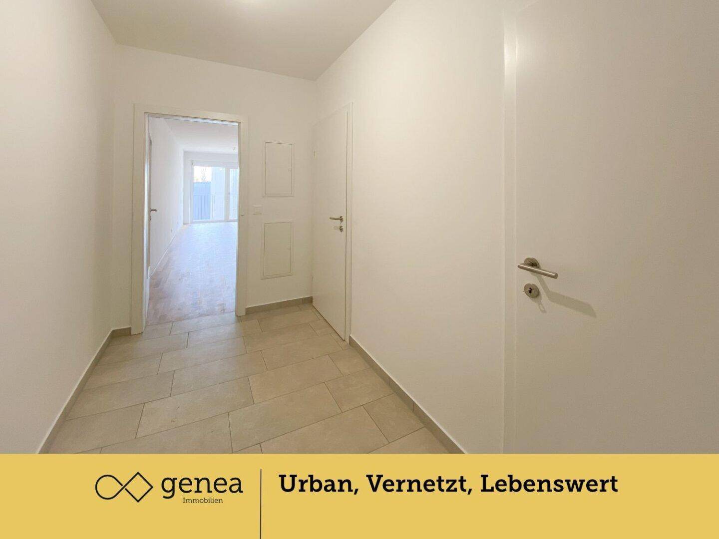 Heller Flur mit Fliesenboden, der verschiedene Räume der Wohnung verbindet.