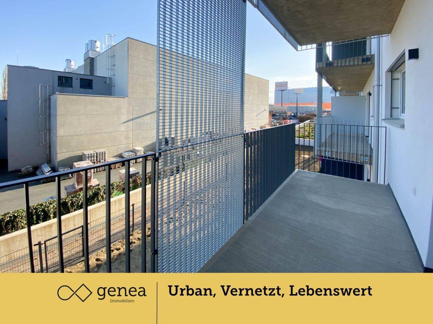 Langer Balkon mit moderner Gitterstruktur und Blick auf die umliegenden Gebäude.