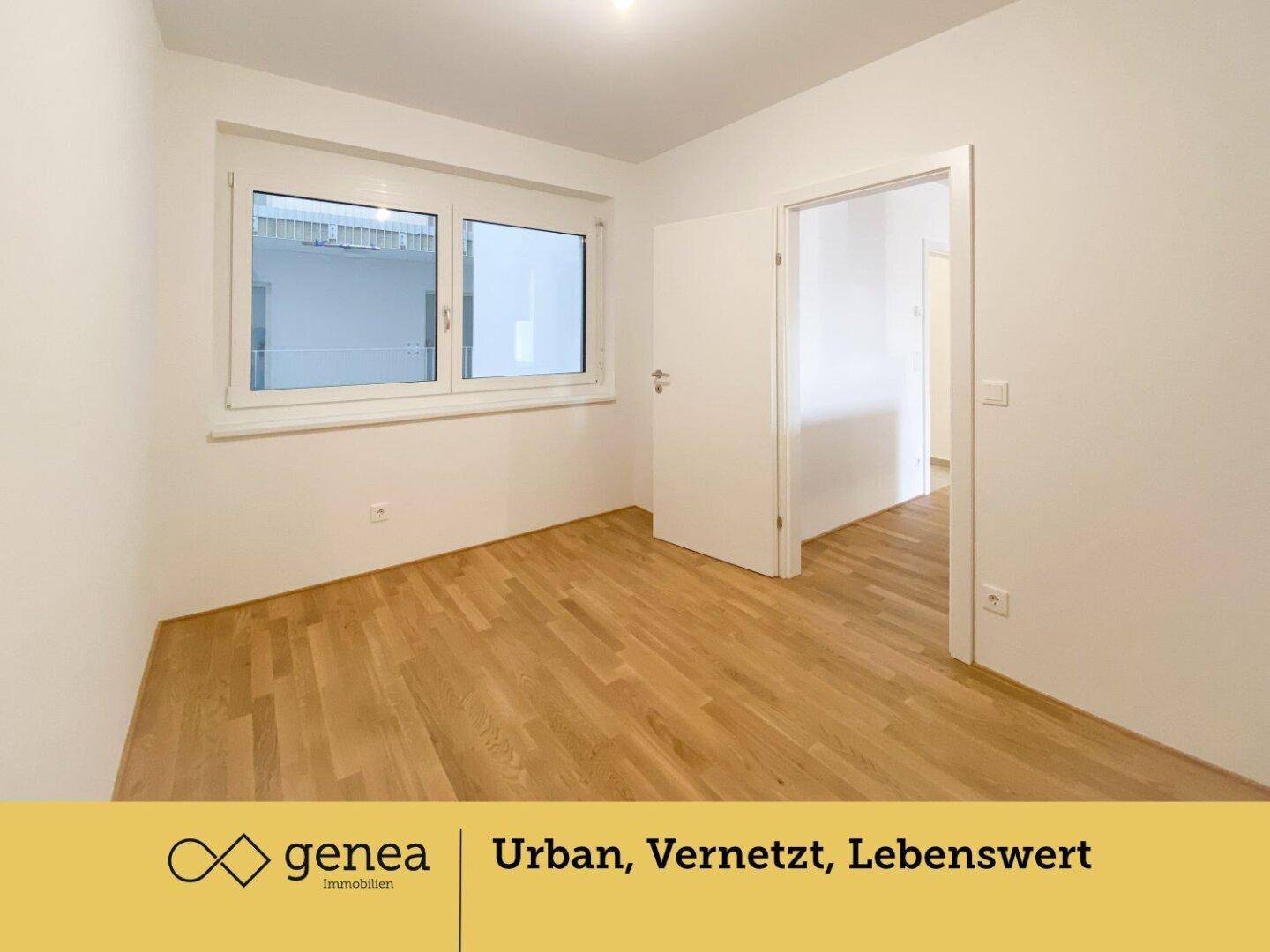 Ruhiges Schlafzimmer mit Parkettboden und Fenster, bietet eine angenehme Wohnatmosphäre.
