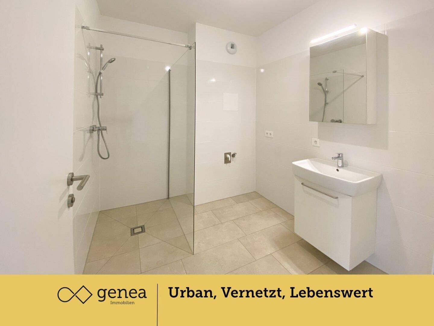 Modernes Badezimmer mit ebenerdiger Dusche, großformatigen Fliesen und Waschtisch mit Spiegelschrank.
