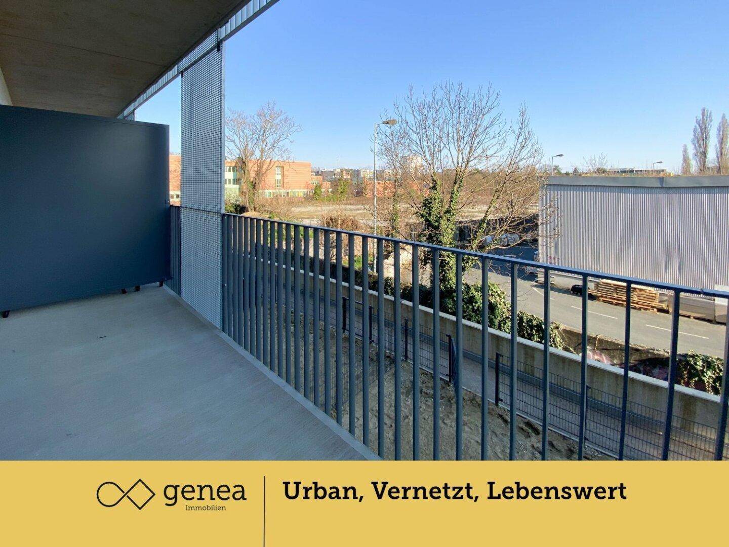 Geräumiger Balkon mit Metallgeländer und Blick auf die Umgebung.