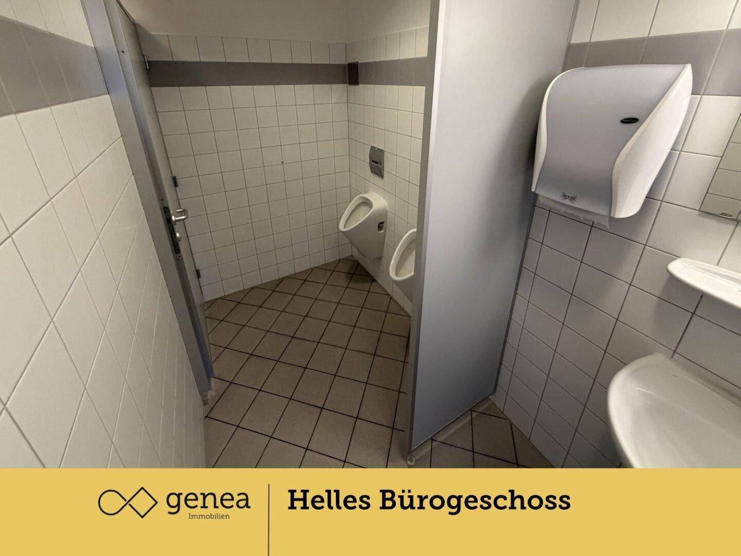Herren-WC mit Fliesenboden, zwei Urinalen und einem Waschbecken, sauber und funktional.