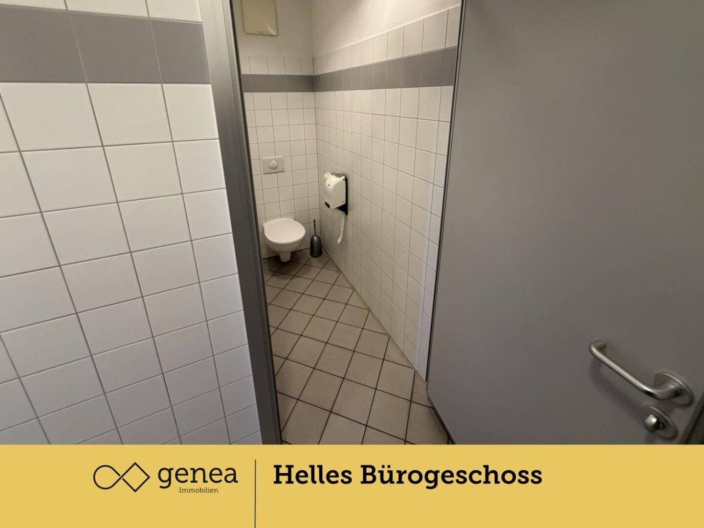 Damen-WC mit Fliesenboden und einer Toilette, die Kabine ist sauber und gut gepflegt.