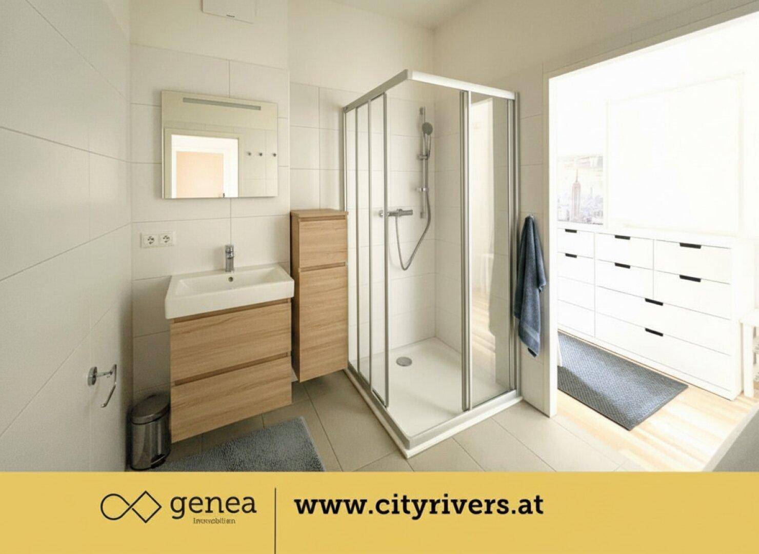 Modernes Badezimmer mit Duschkabine, Einzelwaschbecken und Holzmöbeln.
