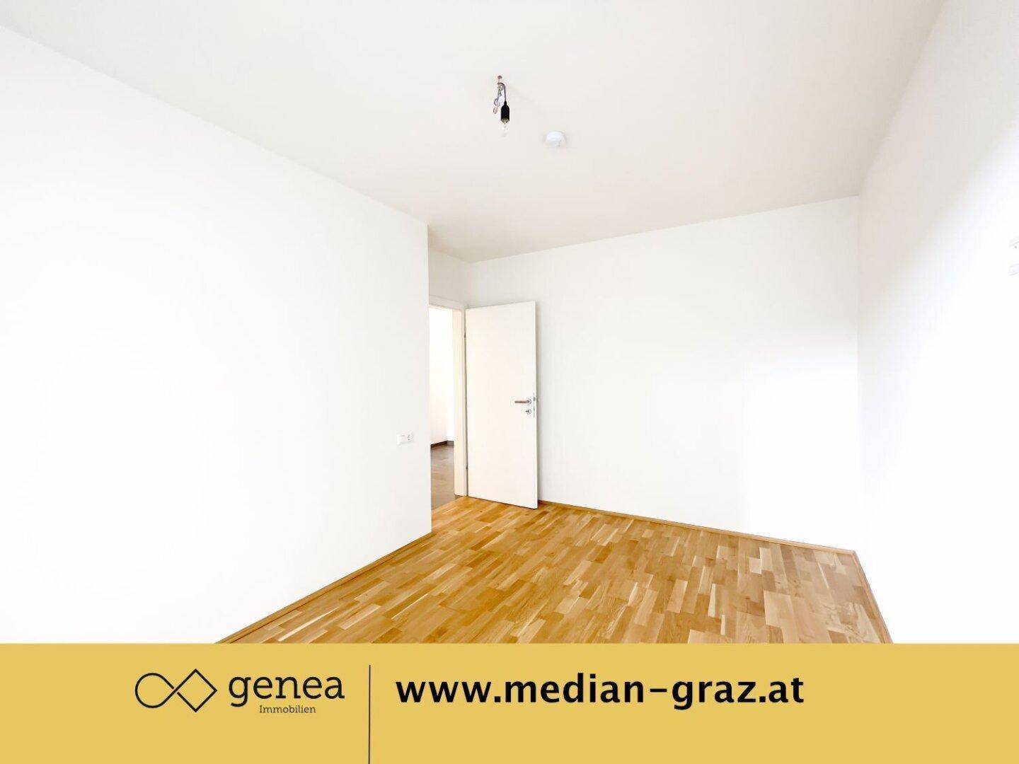 Helles Zimmer mit Parkettboden und weißen Wänden, bereit zur individuellen Gestaltung.