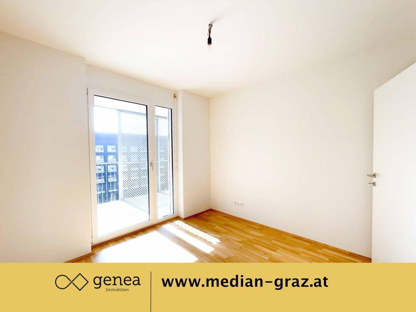 Sonniges Zimmer mit Parkettboden und Balkonzugang, bietet einen Blick auf die umliegenden Gebäude.