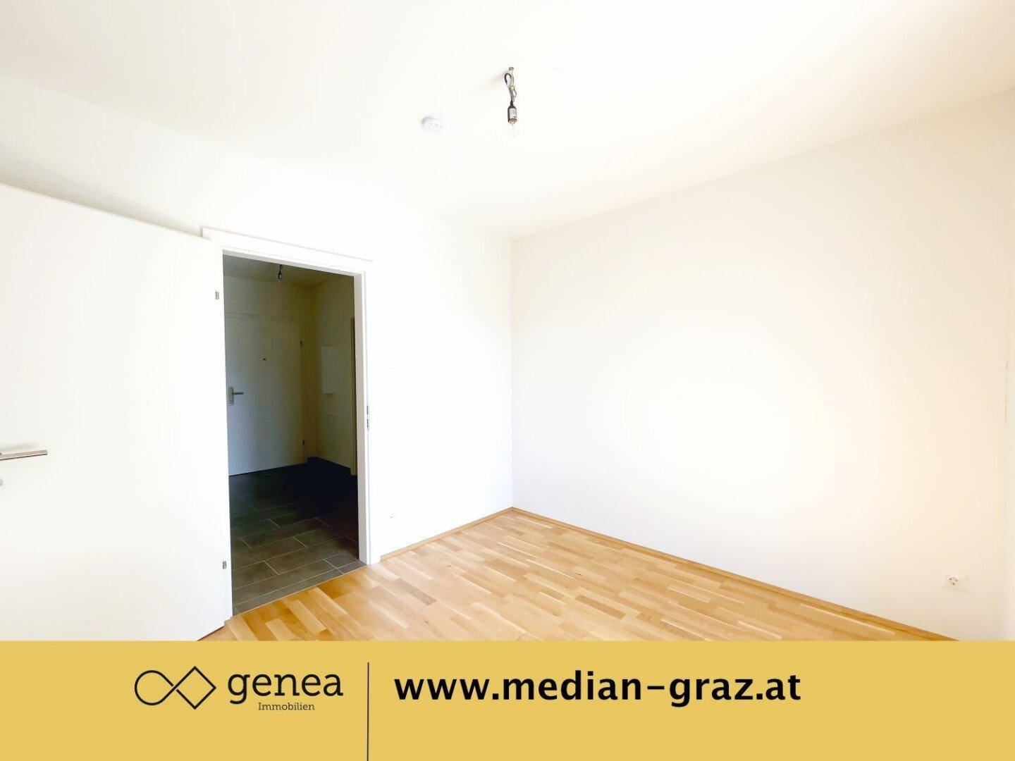 Helles Zimmer mit Parkettboden und Zugang zum gefliesten Flur, ideal als Schlaf- oder Arbeitszimmer.