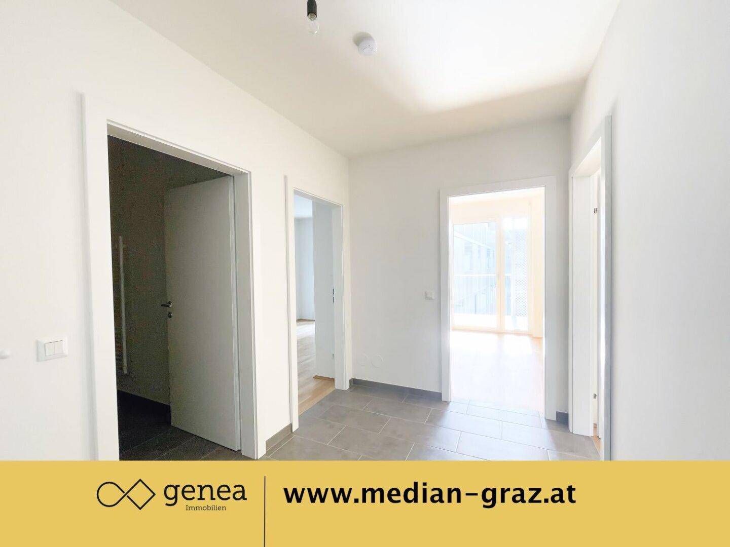 Heller Flur mit modernen Fliesen und Zugang zu verschiedenen Zimmern der Wohnung.