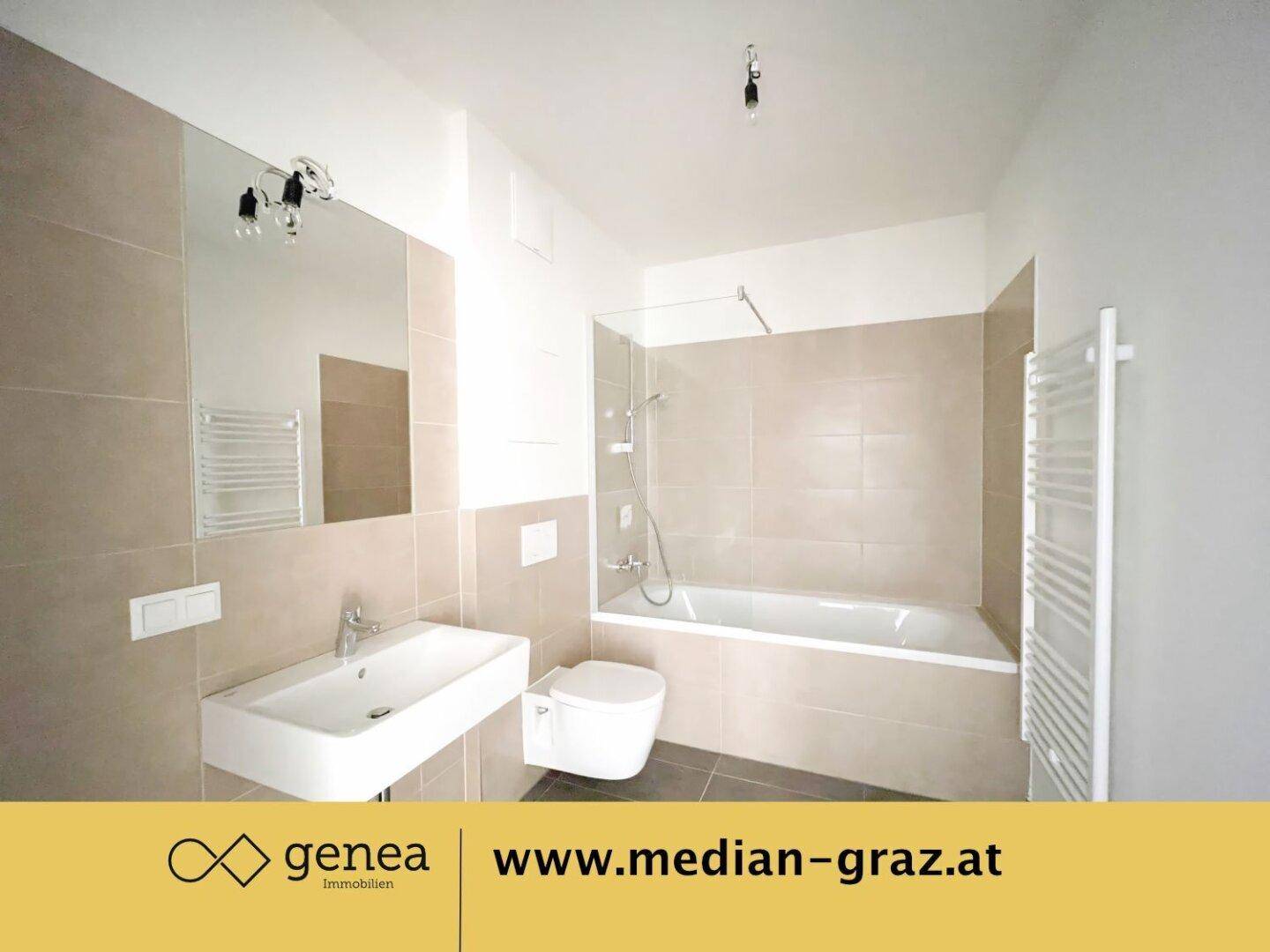 Modernes Badezimmer mit beigefarbenen Fliesen, Badewanne mit Duschwand und beheiztem Handtuchhalter.