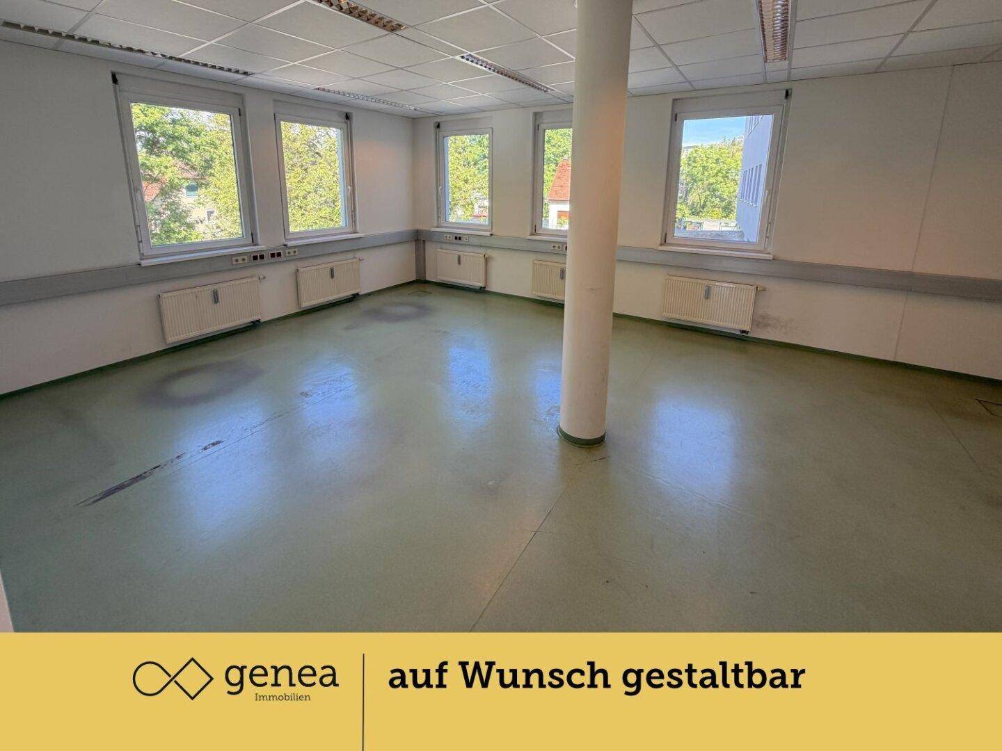 Geräumiges Büro mit vielen Fenstern und einer zentralen Säule, bietet viel Tageslicht und Flexibilität.