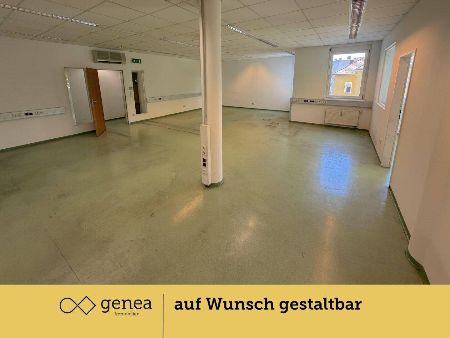 Weitläufiges Büro mit Klimaanlage und Zugang zu weiteren Räumen, bietet flexible Nutzungsmöglichkeiten.