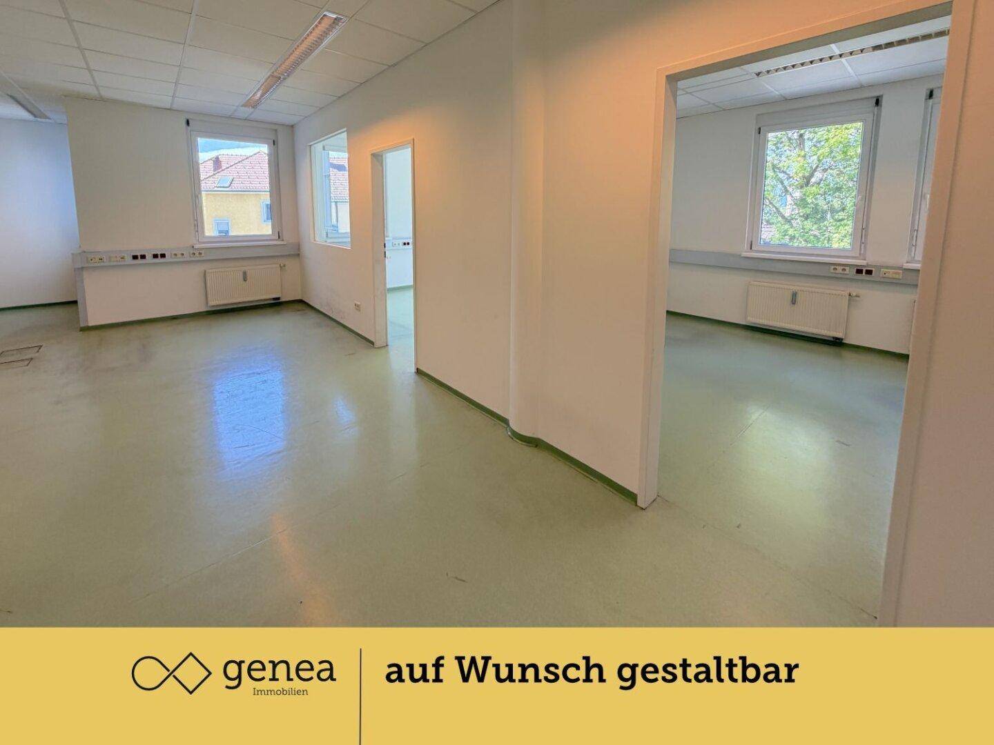 Helles Büro mit mehreren Fenstern und offener Verbindung zu einem weiteren Raum, ideal für Teamarbeit.