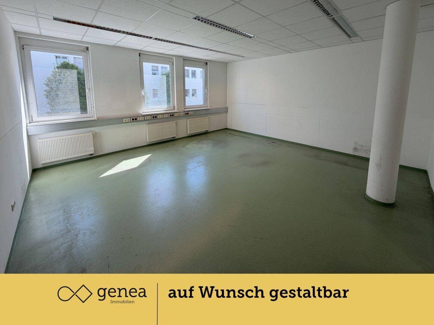 Großer Büroraum mit Säule, drei Fenstern und grünem Bodenbelag, ideal für flexible Gestaltung.