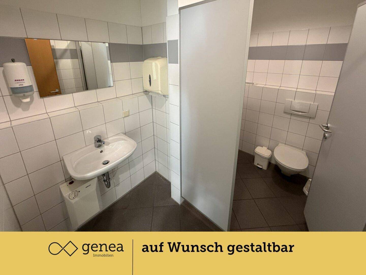 Sauberer Toilettenraum mit Waschbecken, Spiegel und weißen Fliesen, bereit zur Nutzung.