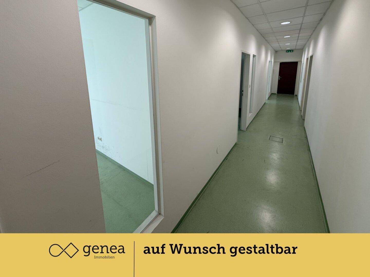 Langer Flur mit Zugang zu mehreren Büroräumen, durch interne Fenster hell und offen gestaltet.