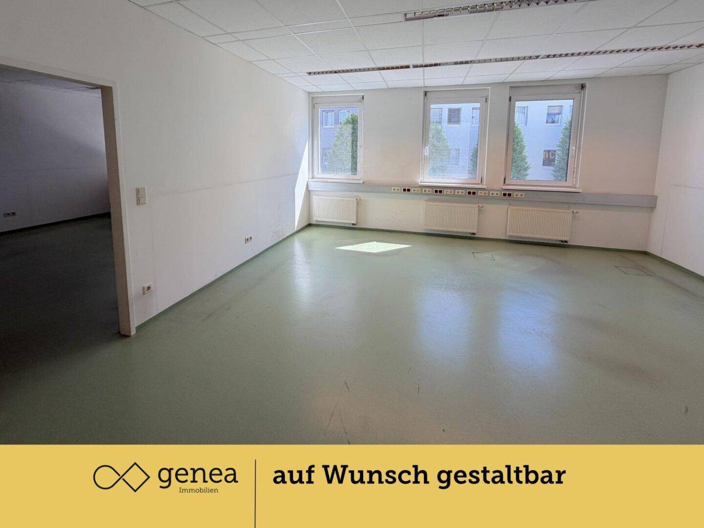 Helles Büro mit großen Fenstern und grünem Bodenbelag, bietet viel Tageslicht und Gestaltungsfreiheit.