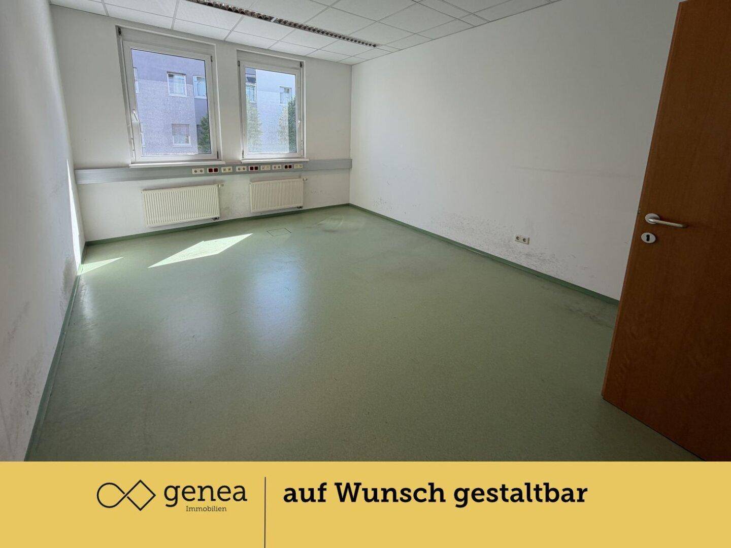 Geräumiger Büroraum mit zwei Fenstern, grünem Bodenbelag und weiß gestrichenen Wänden, ideal für Arbeitsplätze.