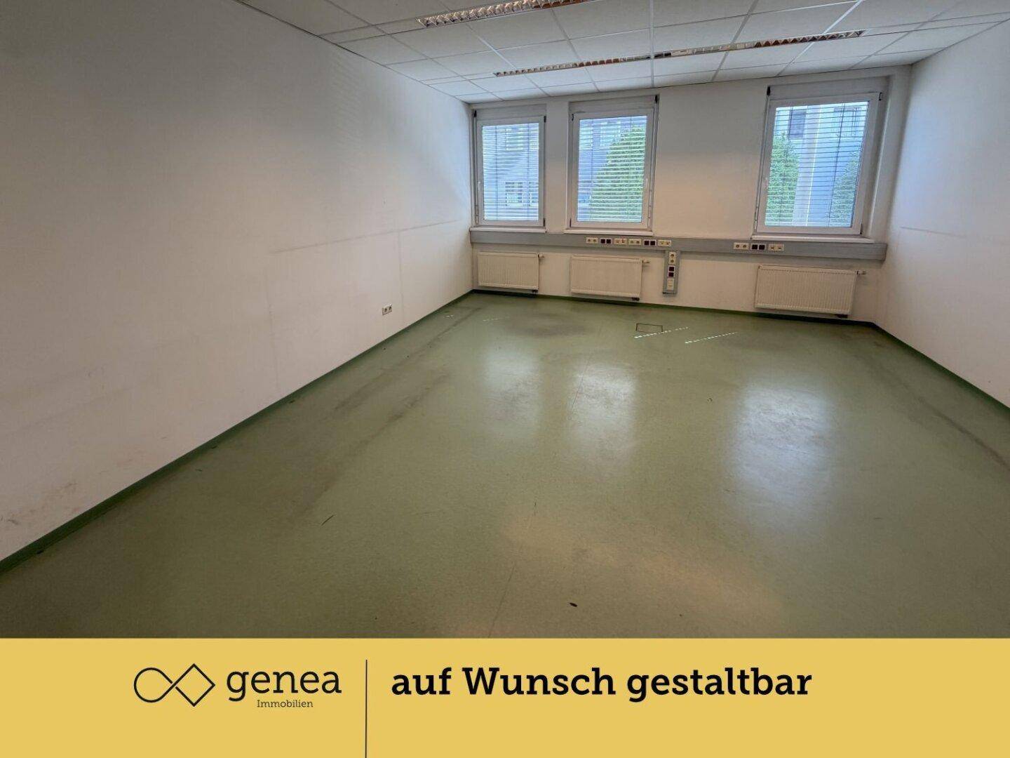 Geräumiges Büro mit drei Fenstern und grünem Bodenbelag, bietet viel Tageslicht und eine angenehme Atmosphäre.