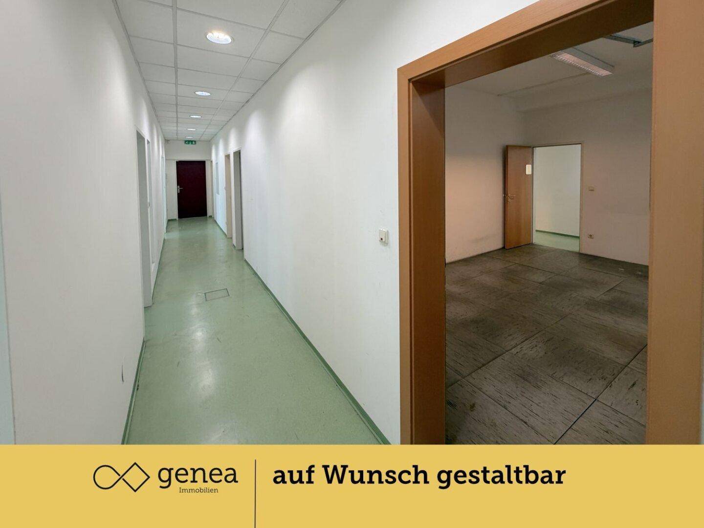 Flur mit Zugang zu mehreren Büros, darunter ein Raum mit dunklem Bodenbelag, gut gepflegt.