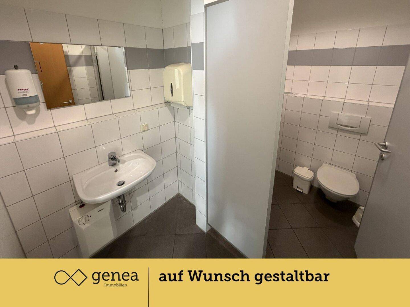 Modernes Badezimmer mit Waschbecken, Spiegel und Toilette, gefliest in Weiß und Grau.