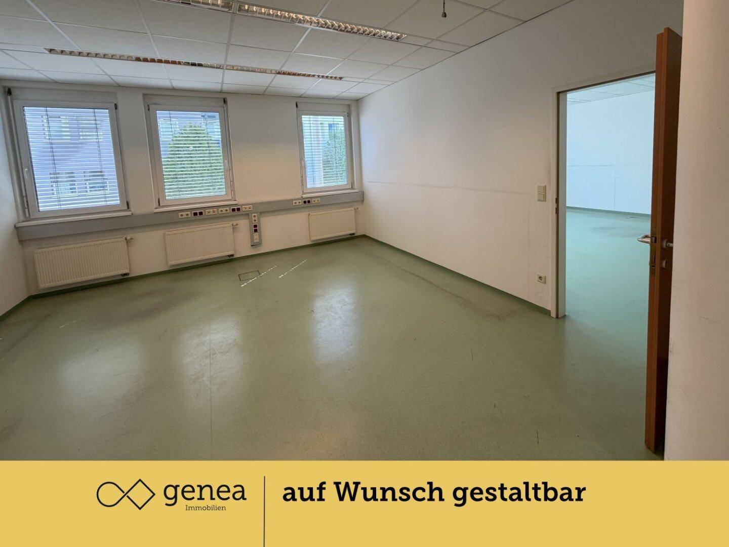 Geräumiger Büroraum mit Jalousien an den Fenstern und Zugang zu einem weiteren Zimmer, vielseitig nutzbar.
