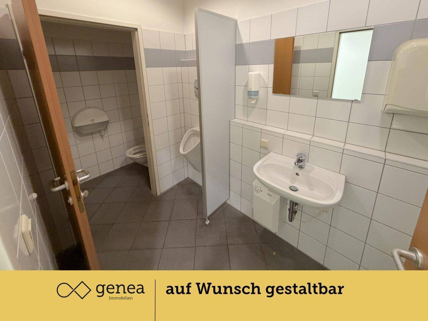 Badezimmer mit Waschbecken, Urinal und Toilette, ausgestattet mit weißen Fliesen und dunklem Boden.