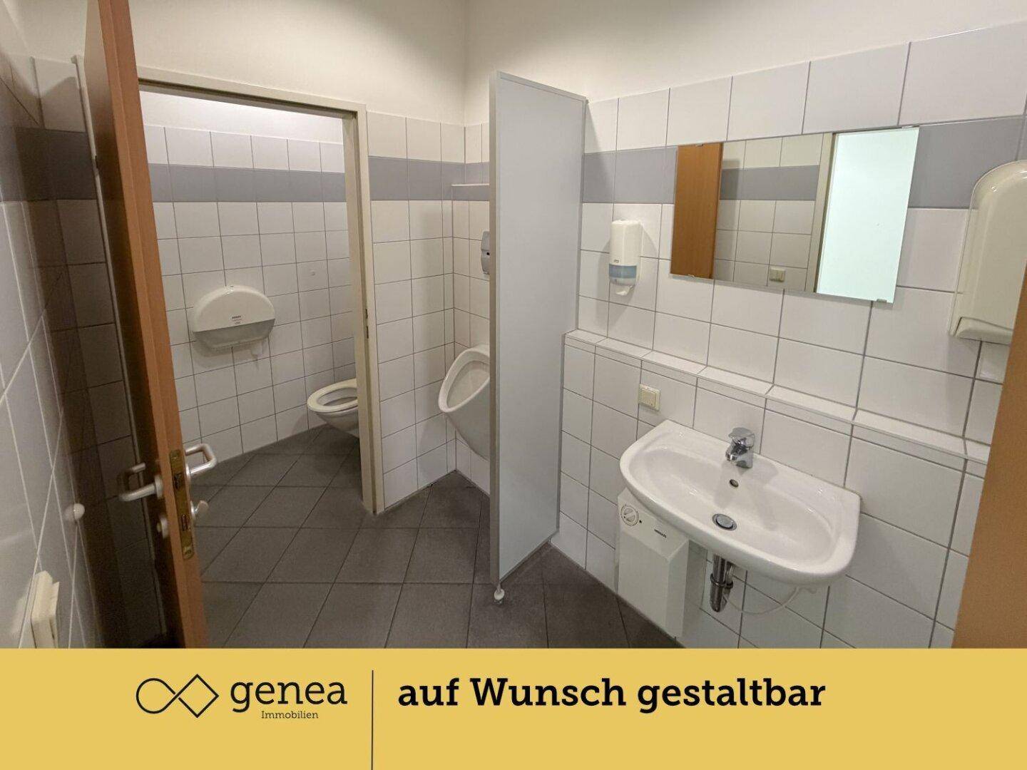 Helles Badezimmer mit Waschbecken, Urinal und Toilette, gefliest in Weiß und Grau.