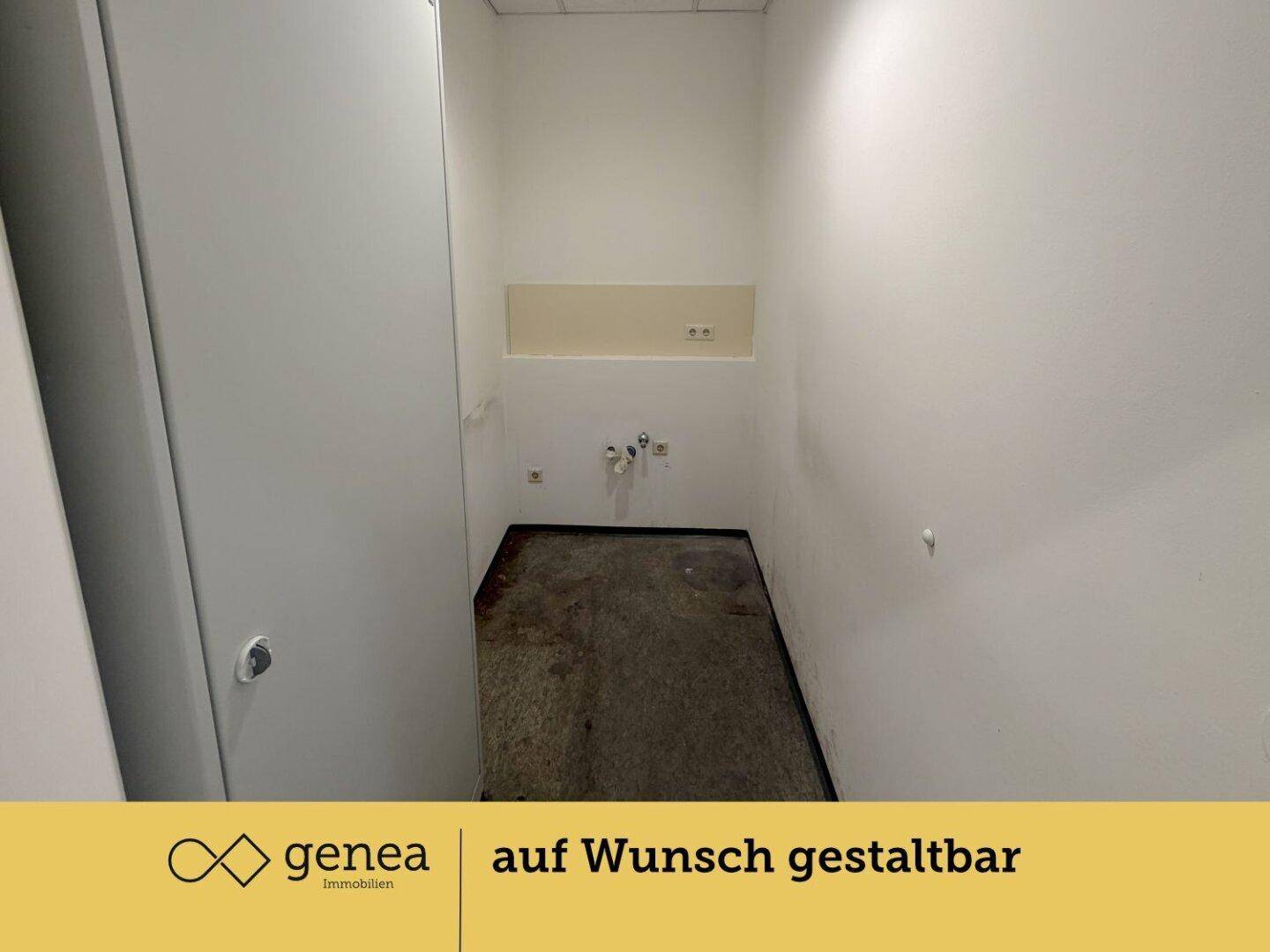 Kleiner Raum mit Anschlüssen und weiß gestrichenen Wänden, ideal als Abstellraum.