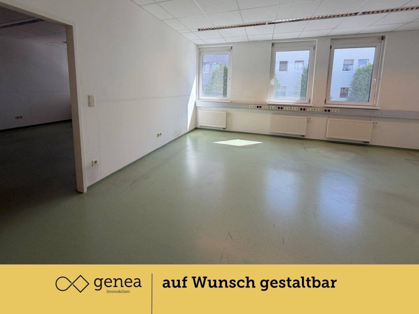 Helles Büro mit drei Fenstern und grünem Bodenbelag, ideal für verschiedene Büronutzungen.