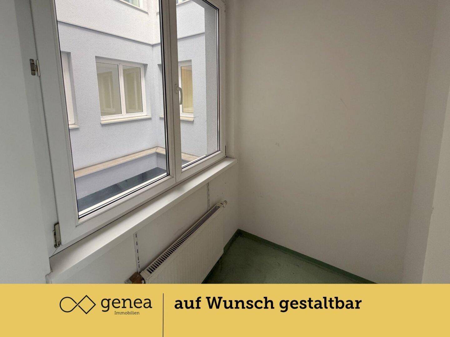 Kleiner Büroraum mit Fenster zum Innenhof, Heizkörper und hellem Bodenbelag.
